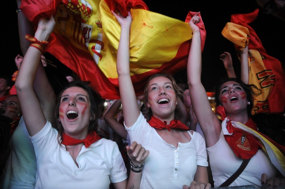 爱游戏体育APP-穆古鲁扎迎来二十赛季出色发挥，西班牙队观众热烈欢呼！(穆古鲁扎什么血统)