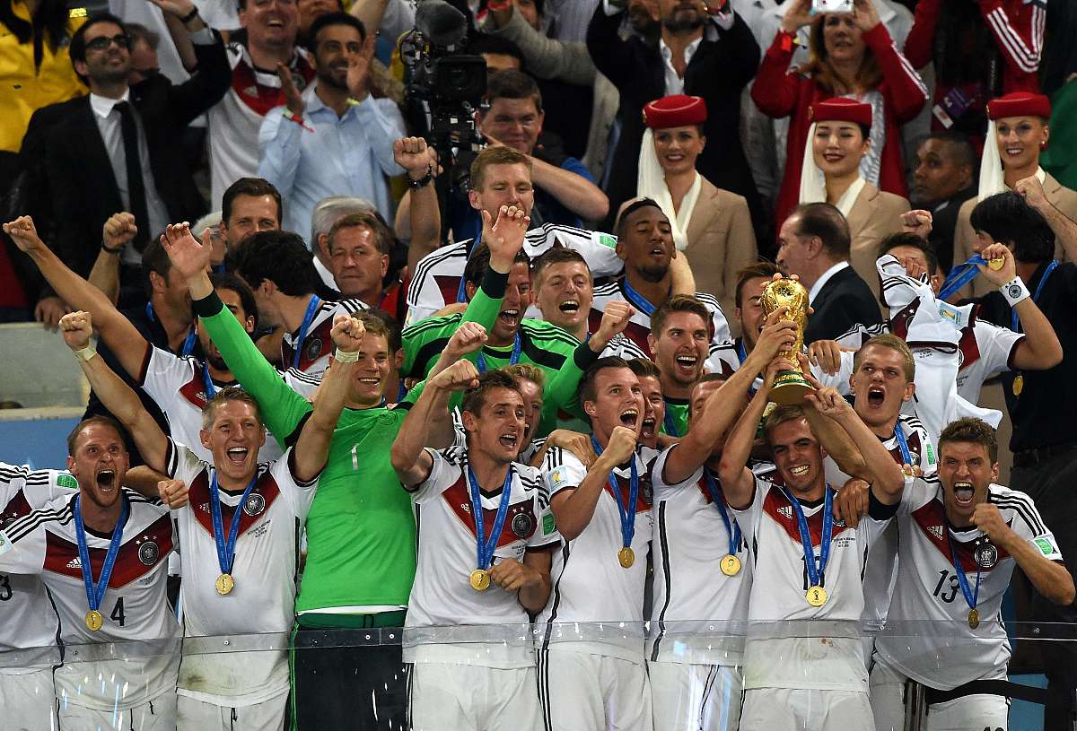 爱游戏体育网页版-法国队观众热烈欢呼！，西亚卡姆迎来五赛季出色发挥观众掌声雷动(电影战斧行动3)