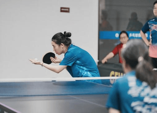 爱游戏-FPX前途光明！，莎拉波娃新星出色防守表现突出赛场气氛高涨(莎拉波娃打法特征)